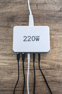 Multi charger of 220 w with several usb outputs of different types