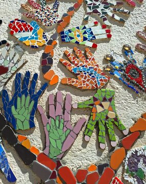 A colorful wall mosaic shows artfully designed hands in various colors and patterns, symbolizing tolerance, cohesion and multiculturalism.