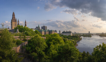 Obraz premium Panoramic view of the Ottawa skyline with the Ottawa River and Parliament Hill - Ottawa, Ontario, Canada