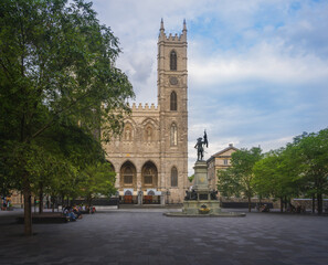 Fototapeta premium Place d'Armes Square with Notre-Dame Basilica of Montreal - Montreal, Quebec, Canada