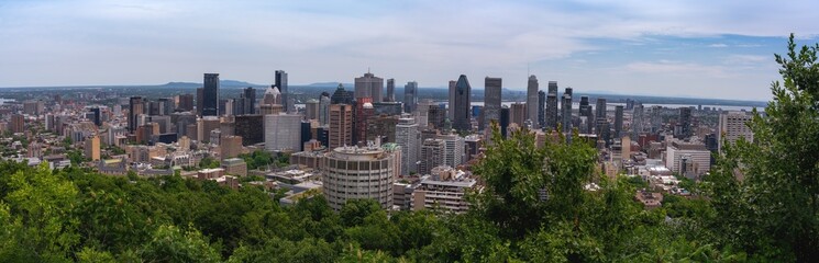 Obraz premium Panoramic view of downtown Montreal skyline from Mount Royal - Montreal, Quebec, Canada