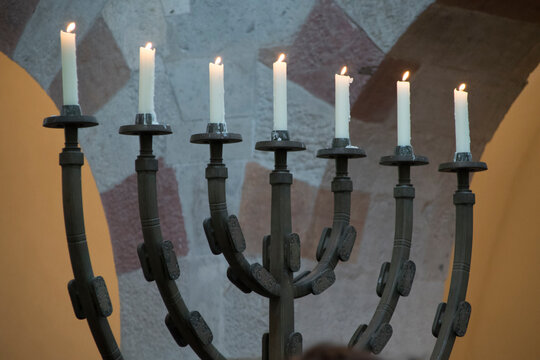 Siebenarmiger Leuchter in der Romanischen Kirche St. Pantaleon in K&ouml;ln