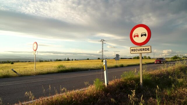 Carretera comarcal de la Comunidad de Madrid con varios coches circulando entre el paisaje rural y la vegetaci&oacute;n del entorno.