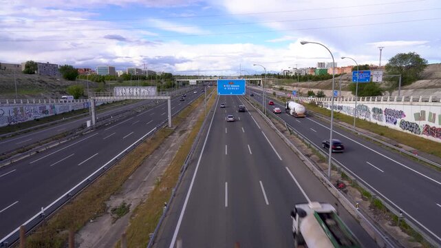 Coches pasando en una autov&iacute;a de Madrid, Espa&ntilde;a, mayo de 2026.