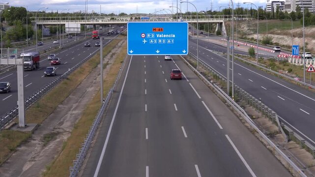 Vista general de la autov&iacute;a M-45 de Madrid con varios veh&iacute;culos circulando por sus carriles en una importante v&iacute;a de circunvalaci&oacute;n de la capital.