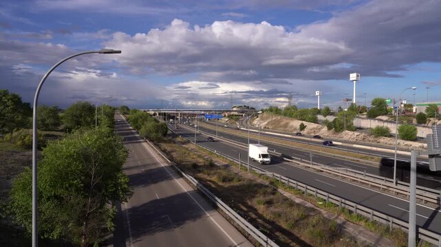 Vista general de la autov&iacute;a M-45 de Madrid con varios veh&iacute;culos circulando por sus carriles en una importante v&iacute;a de circunvalaci&oacute;n de la capital.
