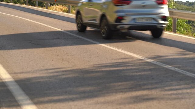 Carretera comarcal de la Comunidad de Madrid con varios coches circulando entre el paisaje rural y la vegetaci&oacute;n del entorno.