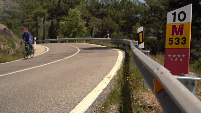 Un ciclista subiendo la cuesta de una carretera comarcal de Madrid, Espa&ntilde;a. Mayo de 2026.