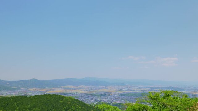 基山山頂から見下ろす広大な筑紫平野と緑豊かな山並みの絶景（佐賀県基山町）