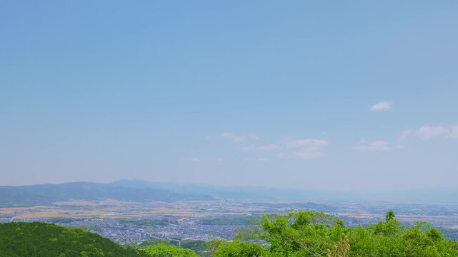 基山山頂から見下ろす広大な筑紫平野と緑豊かな山並みの絶景（佐賀県基山町）