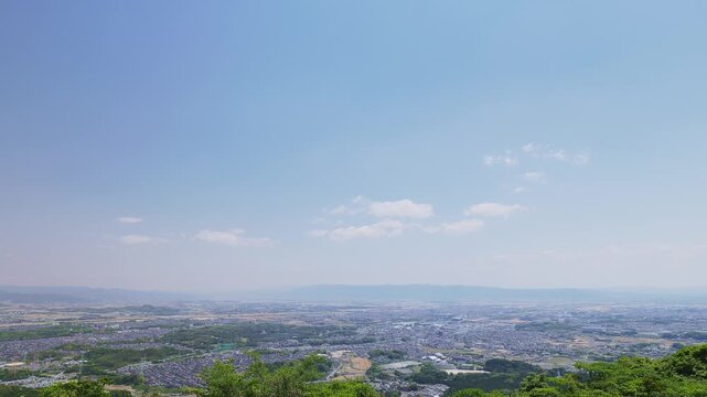 基山草スキー場の斜面から見下ろす鳥栖・小郡の街並みと広大な空（佐賀県）