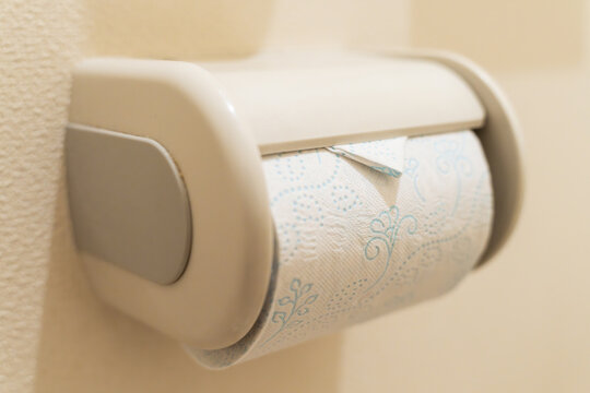 補充されているトイレットペーパー　ライフスタイルイメージ