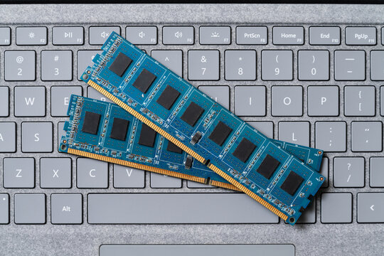 キーボードの上に乗っているメモリ　テクノロジーイメージ