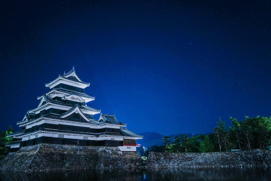 夜の松本城天守