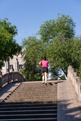 Obraz premium In the early morning park, the runners were enjoying the fresh air.