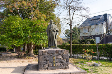 Obraz premium Bronze Statue of Historic Samurai Figure from the Meiji Restoration Era in Hagi