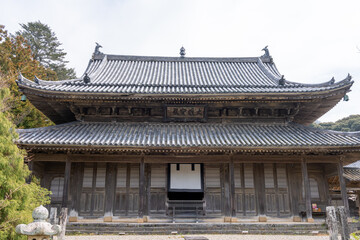 Fototapeta premium Ornate Facade of Tokoji Temple Main Hall with Double-Tiered Tiled Roof