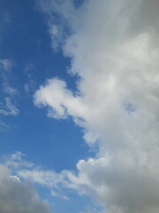 Obraz premium Beautyful blue sky with white clouds