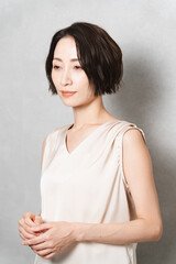 Obraz premium ポージングをするショートヘアの女性 ビューティイメージ