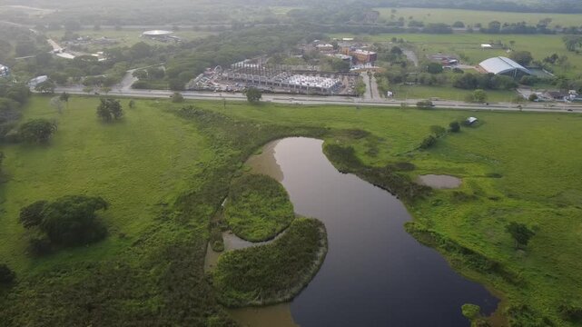 Hospital moderno junto al lago