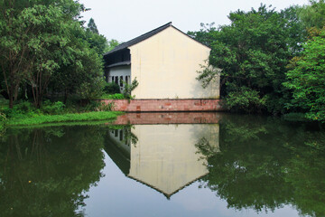 Obraz premium Traditional House Reflection at Hong Garden, Xixi Wetland, Hangzhou
