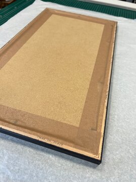 Atelier de fabrication d'un cadre sur mesure -  dos d'un cadre termin&eacute;