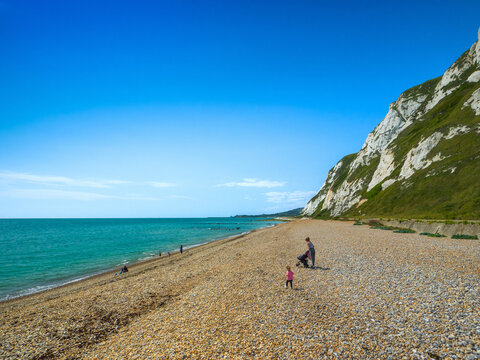 Families relaxing on Samphire Beach below the White Cliffs of Dover (Dover, England, United Kingdom)