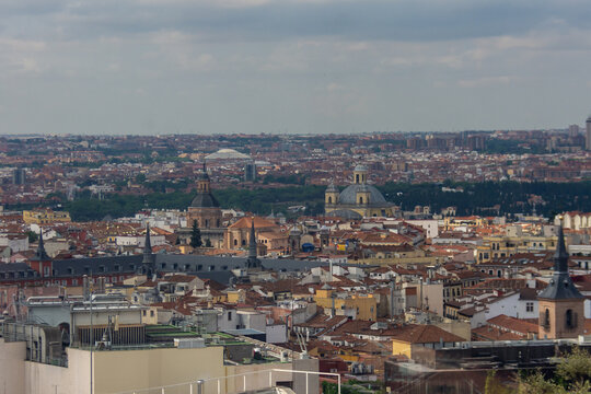 Vista a&eacute;rea desde un edificio de Gran V&iacute;a al skyline de Madrid