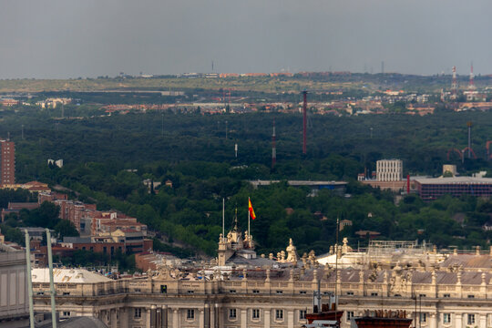 Vista a&eacute;rea del palacio real y de casa de campo de Madrid desde un edificio de la Gran V&iacute;a