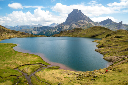 Vista panor&aacute;mica del Lac Gentau (1,947 m), en el coraz&oacute;n del Valle de Ossau, departamento Pirineos Atl&aacute;nticos, Francia