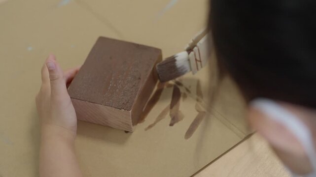 DIYでペンキを塗る子供