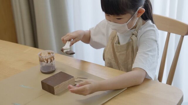DIYでペンキを塗る子供