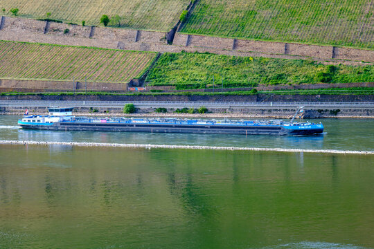 Bingen am Rhein, Deutschland &ndash; 02.05.2026: Das Niederl&auml;ndische Binnenschiff VINCITUS auf dem RHEIN in H&ouml;he von Bingen am Rhein