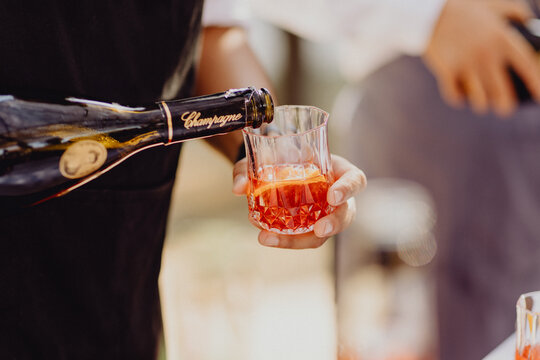 Pr&eacute;paration d'un cocktail au champagne pour les invit&eacute;s