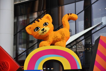 Obraz premium Shanghai, China - 2nd April 2026: yellow cat, large pet made of Lego blocks in Nanjing Road, Shanghai.