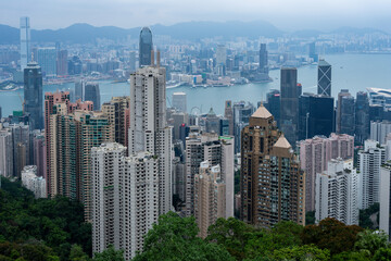 Naklejka premium Panoramic view of Hong Kong's dense urban skyline and Victoria Harbour