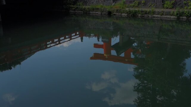 京都、琵琶湖疏水の水面に映る平安神宮の大鳥居と慶流橋