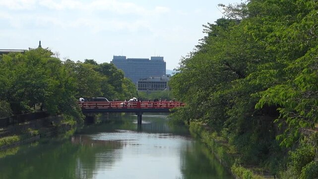 京都、琵琶湖疏水と慶流橋の初夏の風景