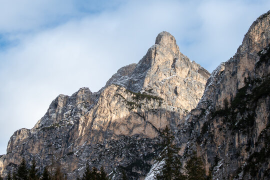 A sharp telephoto shot focusing on the massive jagged peak of Croda del Becco (Seekofel) in the Dolomites, showcasing the detailed rock textures highlighted by winter sunlight.