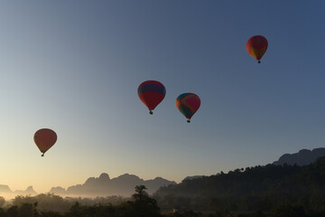 Fototapeta premium hot air balloon in sunset in vang vieng, laos
