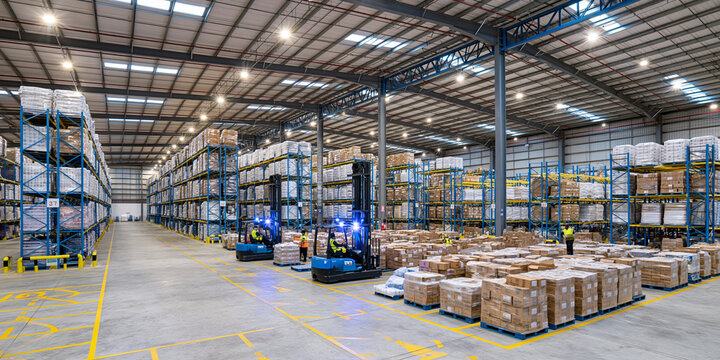 Efficient Warehouse Management: Large Industrial Storage Facility with Pallet Racking and Modern Inventory Systems