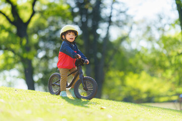Fototapeta premium オフロードコースでキックバイクを練習する2歳の男の子