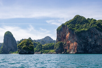 Fototapeta premium The iconic Ko Rang Nok limestone cliff rising from the turquoise waters of Phra Nang beach in Krabi, Thailand