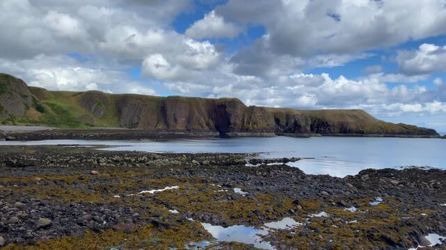 Coast close tu Dunnottar Castle. It is a ruined medieval fortress located upon a rocky headland on the north-eastern coast of Scotland
