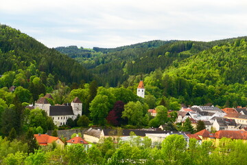 Schloss Aspang und der Kirchturm Oberaspang, Wechselregion  © cagala