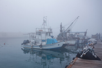 Obraz premium Fishing boats in the foggy harbor of Jaffa port. Israel