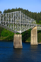 Fototapeta premium Steel cantilever sections of Bridge of the Gods linking Oregon and Washington State over the Columbia River Gorge
