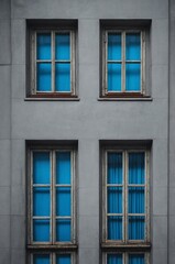 Obraz premium Portrait of blue window on gray wall background 