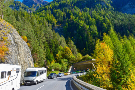 Verkehr und Wohnmobile vor der Kanzelgalerie auf der Reschenstra&szlig;e (B180) bei Pfunds im Herbst