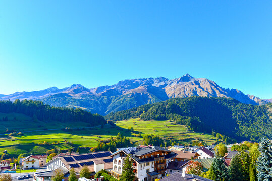 Panoramablick &uuml;ber Nauders am Reschenpass auf die herbstlichen &Ouml;tztaler Alpen in Tirol